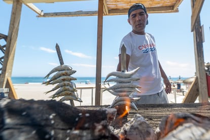 Sardinas al espeto típico de la ciudad en el Chiringuito Caramba en la Playa de Santa Bárbara.