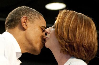 El presidente de Estados Unidos, barack Obama, y la primera ministra de Australia, Julia Gillard, se besan durante un discurso ante las tropas estadounidenses en Australia, el 17 de noviembre de 2011