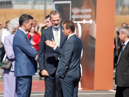 El presidente del Gobierno, Pedro Sánchez, y el Rey Felipe VI junto al CEO de Airbus, Guillaume Faury, y el responsable de la compañía en España, Alberto Gutiérrez, esta mañana en la planta de Airbus en Getafe (Madrid).