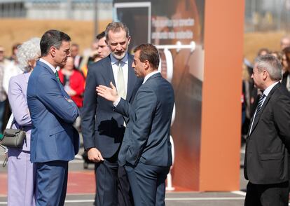 El presidente del Gobierno, Pedro Sánchez, y el Rey Felipe VI junto al CEO de Airbus, Guillaume Faury, y el responsable de la compañía en España, Alberto Gutiérrez, esta mañana en la planta de Airbus en Getafe (Madrid).