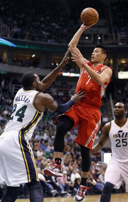 Jeremy Lin, de los Houston Rockets, lanza ante Paul Millsap, de los Jazz