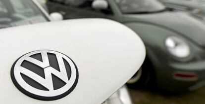 El logo de Volkswagen en un modelo Beetle.