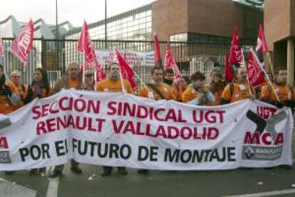 Sindicalistas de las factorías de Renault de Palencia, Valladolid y Sevilla, durante una concentración en la sede de la empresa automovilística en París. EFE/Archivo