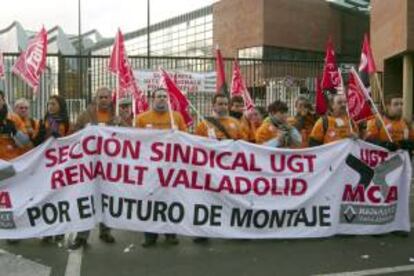 Sindicalistas de las factorías de Renault de Palencia, Valladolid y Sevilla, durante una concentración en la sede de la empresa automovilística en París.  EFE/Archivo