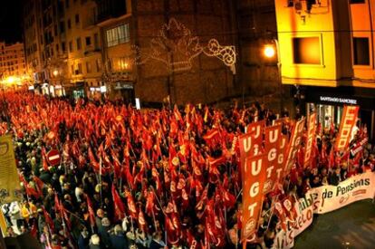 La manifestación de rechazo a un cambio en la jubilación, a su paso por la calle de San Vicente de Valencia.