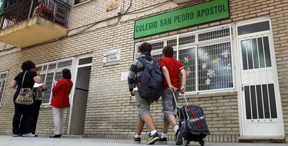 Dos alumnos llegan al Colegio San Pedro Apóstol de Madrid.