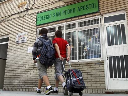 Dos alumnos llegan al Colegio San Pedro Ap&oacute;stol de Madrid.