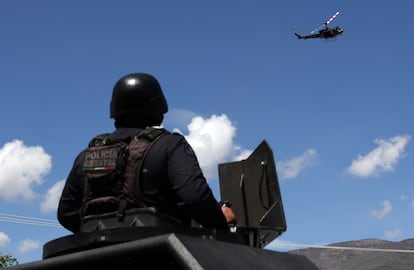 Un helicóptero policial vigila la manifestación, en Chilpancingo (Estado de Guerrero).