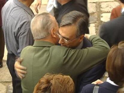 José Manuel Molina abraza a Blas Piñar