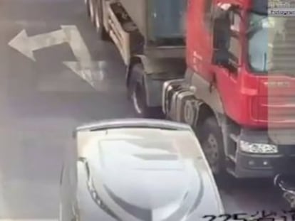 Un motorista intentó cruzar dos carriles delante del vehículo en China