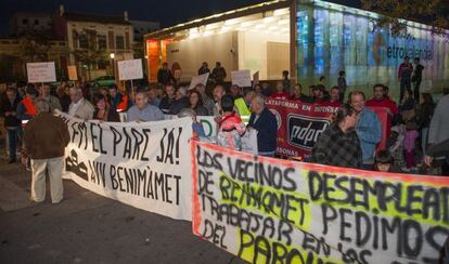 La manifestación de los vecinos de Benimàmet, este miércoles, preparándose para empezar.