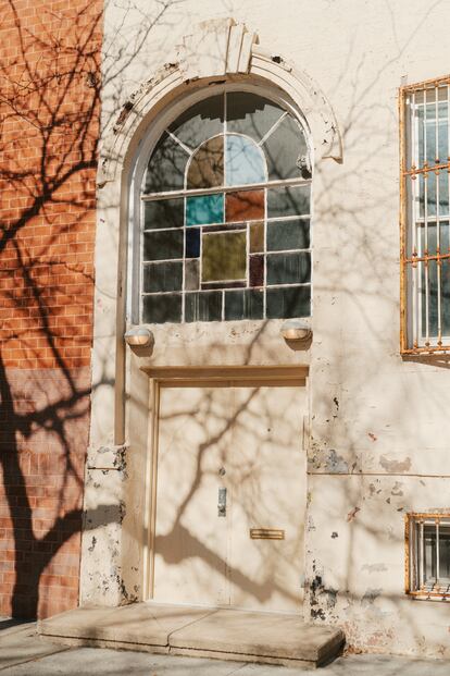 Portal del estudio de Tony Oursler, ubicado en un edificio de tres plantas del bajo Manhattan.