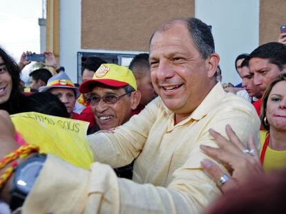 O candidato eleito da Costa Rica, Luis Guillermo Solís, saúda seus apoiadores.