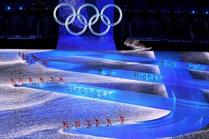 Un grupo de patinadores revelan el lema olímpico: 'Más rápido, más alto, más fuerte, juntos', durante la ceremonia.