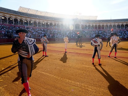 Paseíllo en la plaza de La Maestranza.