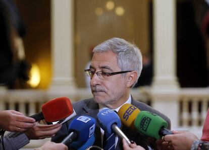 El portavoz de IU en el Parlamento asturiano, Gaspar Llamazares, responde a preguntas de los periodistas sobre la coalici&oacute;n con Podemos.