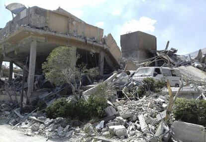 Restes d'un edifici científic destruït pels EUA al districte de Barzeh, al nord de Damasc, durant un recorregut de premsa organitzat pel Ministeri d'Informació sirià.
