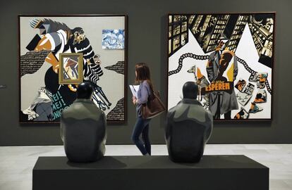 Exposición del Equipo Crónica en la Fundación Bancaja de Valencia. A la izquierda, la obra 'La frontera'. A la derecha, 'La calle'. De espaldas, dos figuras de la escultura múltiple 'Espectador de espectadores'.