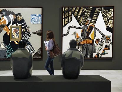 Exposición del Equipo Crónica en la Fundación Bancaja de Valencia. A la izquierda, la obra 'La frontera'. A la derecha, 'La calle'. De espaldas, dos figuras de la escultura múltiple 'Espectador de espectadores'.