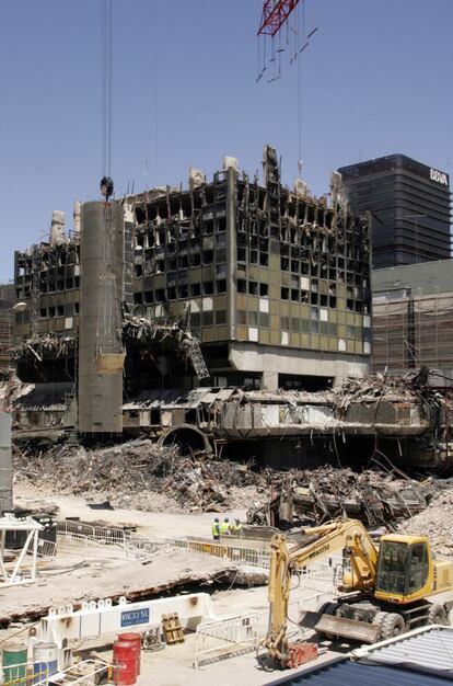 The demolition work, carried out by articulated robots because of the risk of collapse, took several months.