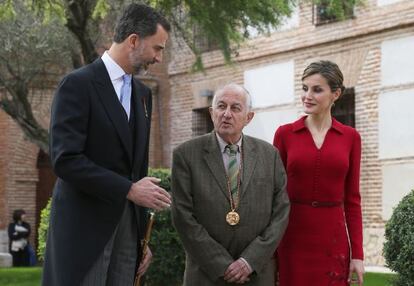 El escritor Juan Goytisolo, entre los reyes Felipe y Letizia