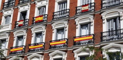 Varias banderas cuelgan de los balcones de un edificio en Madrid. 