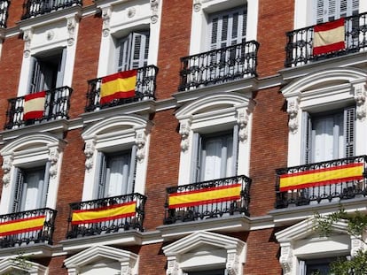 Varias banderas cuelgan de los balcones de un edificio en Madrid. 