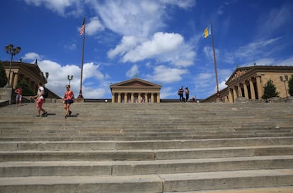 Los 72 escalones que conducen al Museo de Arte de Filadelfia forman parte de la memoria sentimental de la sociedad estadounidense porque allí se grabó la escena más épica de 'Rocky' (1976) en la que Silvester Stallone, que interpreta a un boxeador de barrio hecho a sí mismo, se entrena antes de los combates. En sucesivas entregas de la saga, Rocky Balboa repite la misma liturgia antes de las grandes peleas. Al ritmo de la canción 'Gonna Fly Now', tema central de su banda sonora, el protagonista sale de casa y recorre al trote la ciudad estadounidense hasta llegar a los pies de la enorme escalinata rodeado de un generoso séquito de niños que se van sumando a su paso. Con los años, el lugar se ha convertido en una parada imprescindible de cualquier visita a <a href="https://elviajero.elpais.com/elviajero/2016/07/06/actualidad/1467803640_602997.html" target="_blank">Filadelfia</a>, en parte también por la estatua de bronce del boxeador que allí se colocó en homenaje al héroe más carismático de la América de Reagan.