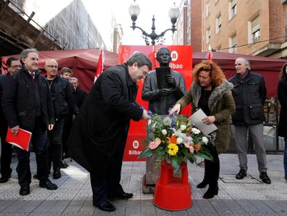 Un momento del homenaje a Blas de Otero con la presencia del alcalde de Bilbao, Juan Mari Aburto.