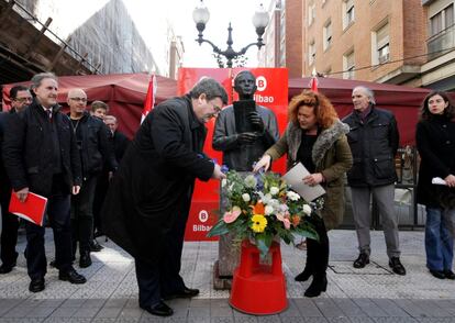 Un momento del homenaje a Blas de Otero con la presencia del alcalde de Bilbao, Juan Mari Aburto.