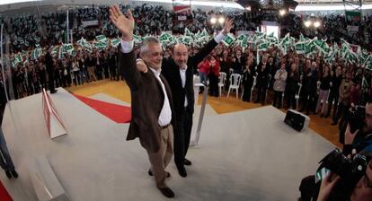José Antonio Griñán y Alfredo Pérez Rubalcaba saludan a los asistentes al mitin celebrado en Atarfe (Granada).