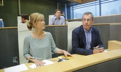 Markel Olano, junto a la portavoz del PNV en las Juntas de Gipuzkoa, María Eugenia Arrizabalaga, en el pleno de investidura del diputado general.