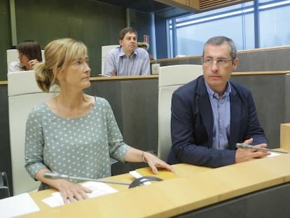 Markel Olano, junto a la portavoz del PNV en las Juntas de Gipuzkoa, María Eugenia Arrizabalaga, en el pleno de investidura del diputado general.