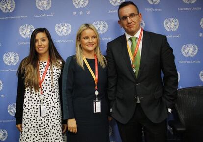 La presidenta de la Fundación Víctimas del Terrorismo de España, María del Mar Blanco (centro), y las victimas del terrorismo Jana Galardo y Tomas Fraga (d), tras la sesión del Consejo de Seguridad de Naciones Unidas dedicada a las víctimas del terrorismo.
