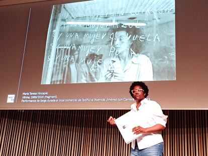 La directora del Macba, Elvira Dyangani Ose durante la presentación de la temporada 2022 del museo, delante de una imagen de la exposición dedicada a María Teresa Hincapié.