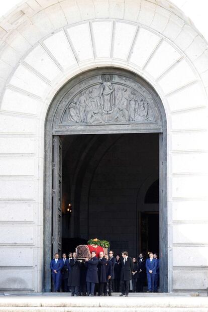 Los familiares de Francisco Franco trasladan a hombros el féretro con los restos del dictador.