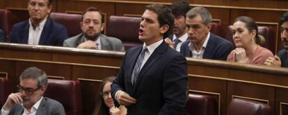 Momento de la votación del presidente de Ciudadanos, Albert Rivera, para la moción de censura de Pedro Sánchez.