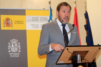 El ministro de Transportes y Movilidad Sostenible, Óscar Puente, durante su atención a medios en la subdelegación del gobierno de Alicante.