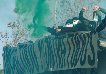 Un grupo de ultras durante el entrenamiento del Betis previo al derbi.