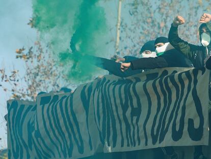 Un grupo de ultras durante el entrenamiento del Betis previo al derbi.