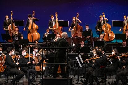 Barenboim dirige a la Orquesta West-Eastern Divan en el ensayo general del concierto del 17 de diciembre en Bonn.