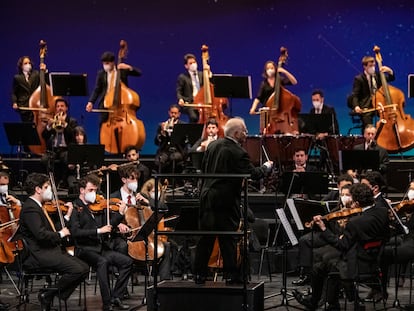 Barenboim dirige a la Orquesta West-Eastern Divan en el ensayo general del concierto del 17 de diciembre en Bonn.