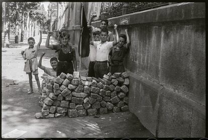 Barricada infantil detrás de la Universitat de Barcelona, agosto de 1936. 