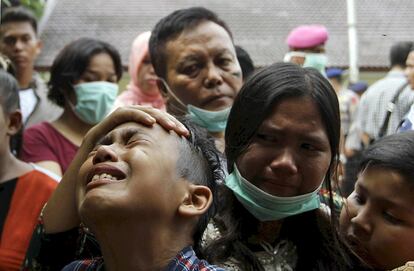 Un niño llora la muerte de un familiar, una de las víctimas del accidente aéreo de un avión militar C-130, en el norte de Sumatra (Indonesia).