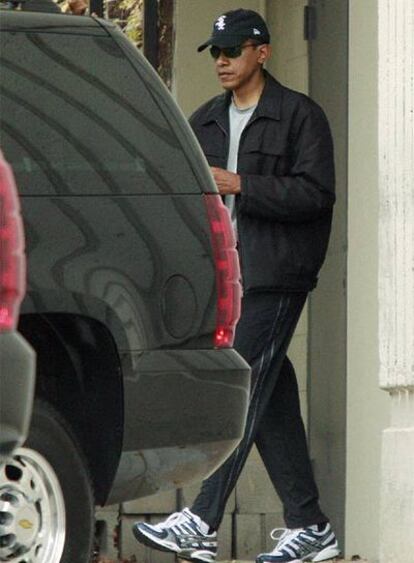 Barack Obama, fotografiado ayer al salir de un gimnasio en Chicago.