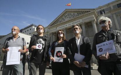 Los promotores musicales protestan frente al Congreso de los Diputados.