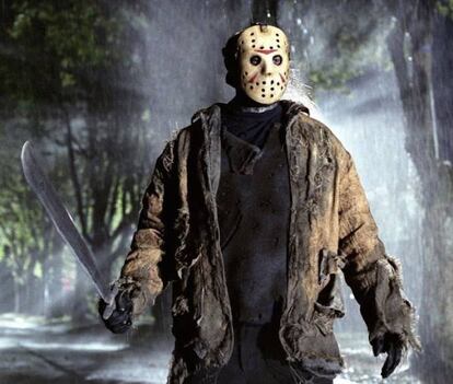 <strong>Cómo empezó todo.</strong> Nada impedirá que Jason Voorhees lleve a cabo su proyecto de rehabilitación del campamento Crystal Lake. Su reestructuración de personal consiste en partir en pedazos a todos los adolescentes que mantengan relaciones sexuales. La primera 'Viernes 13', la de 1980 (luego llegó hasta 2009), quitó las ganas de meterse mano en el asiento de detrás del coche a millones de adolescentes. Al menos durante 90 minutos.
<strong>En qué momento se les fue de las manos.</strong> En la novena entrega, Jason se va al infierno. Y nos daba la típica explicación que nadie ha pedido: Jason es en realidad un demonio inmortal invencible. Más que un monstruo, o un psicópata traumatizado, Jason es un concepto. A partir de ahí, todo vale.