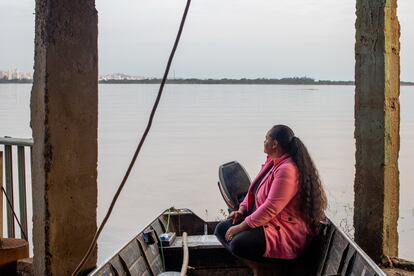 Vanusa Kaiper contempla la ciudad de Porto Alegre a través del lago Guaíba.