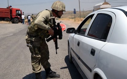 Un soldado turco en un puesto de control en Diyarbakir (Turquía), el 26 de julio 2015.
