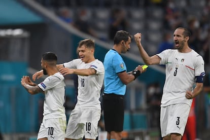 Los jugadores italianos celebran la victoria tras el pitido final de su partido de cuartos contra Bélgica.